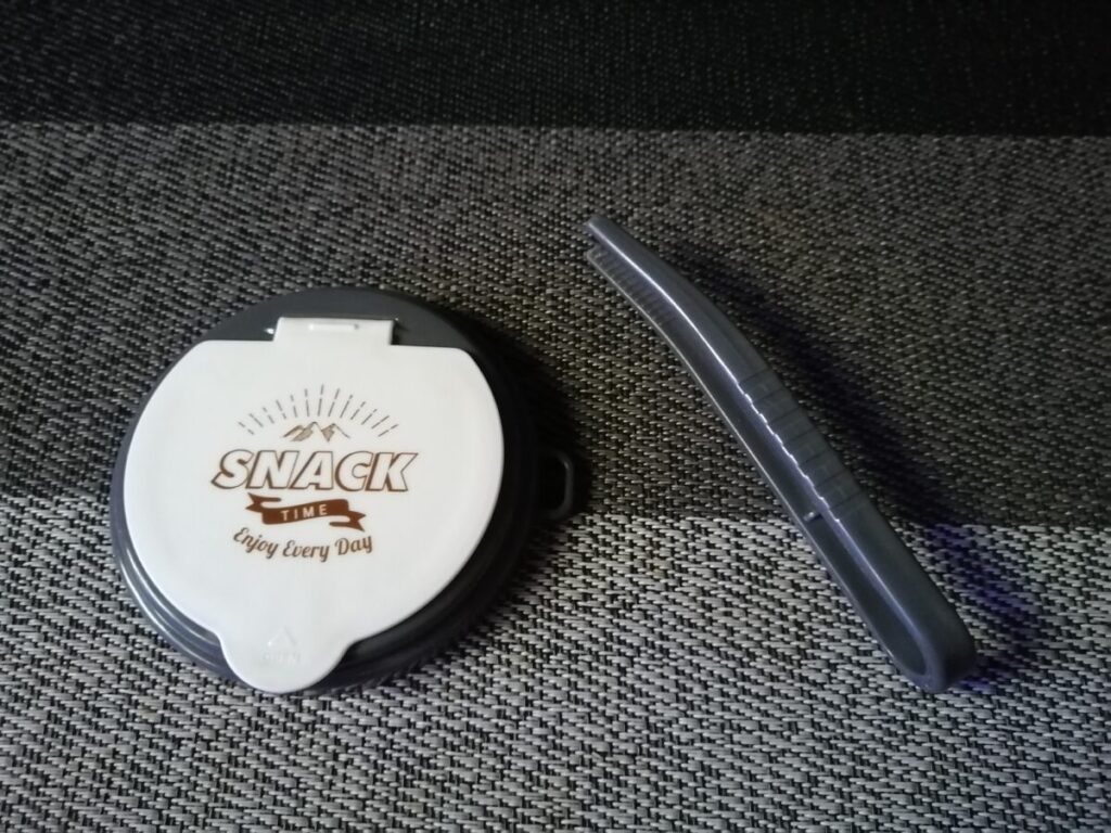 A 2-piece tong set for snacks from a 100-yen shop. / 100均で購入したお菓子用トングセット。